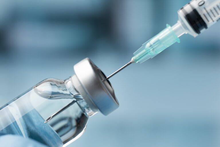 Leia mais sobre o artigo Fim de ano: vacinas e medicamentos para covid-19 em meio à elevação de casos