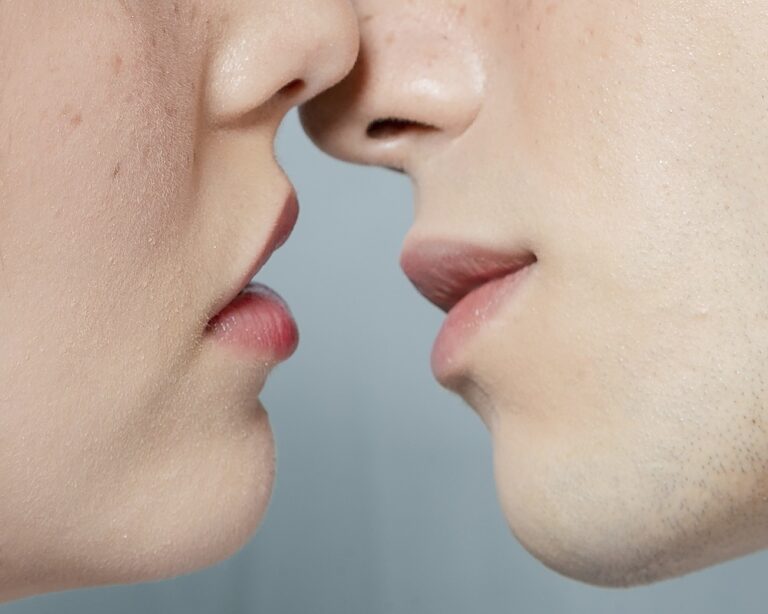 Leia mais sobre o artigo Doença do beijo: entenda a gravidade da condição 